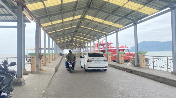 Phú Quốc 29 tháng chạp: Bến tàu, sân bay thưa thớt