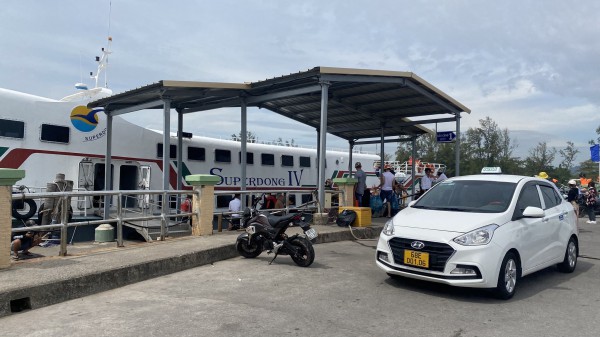 Phú Quốc 29 tháng chạp: Bến tàu, sân bay thưa thớt