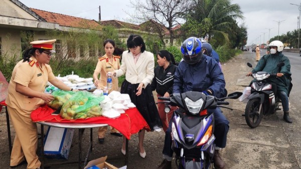 Phú Yên: Tặng suất ăn miễn phí cho người dân đi xe máy về quê đón tết