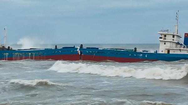 Quảng Ngãi: Gần 8.000 lít dầu trên tàu sắt gặp nạn có nguy cơ bị tràn
