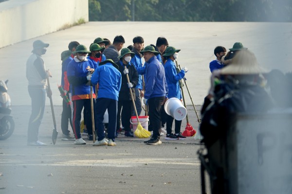 Sân Mỹ Đình không được tiếp tục nhếch nhác, sinh viên được điều động đến làm sạch