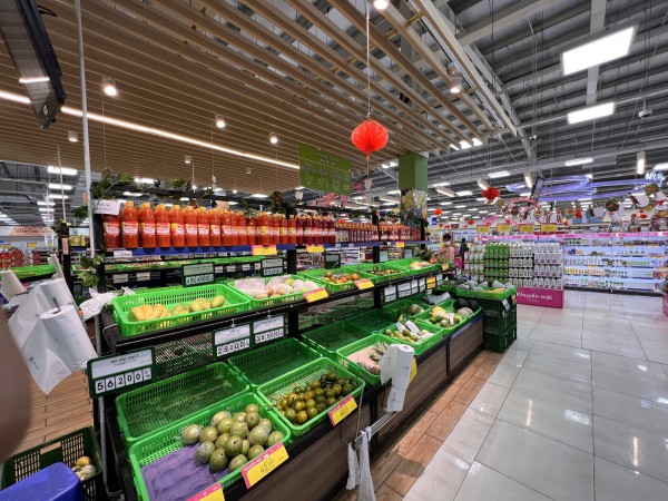 Sáng 30 Tết: Siêu thị vùng biên quầy kệ hết sạch hàng
