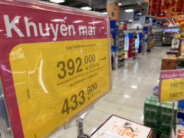Sáng 30 Tết: Siêu thị vùng biên quầy kệ hết sạch hàng