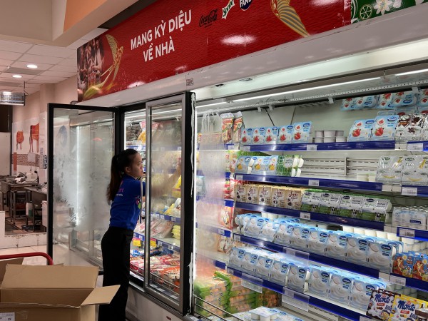 Sáng 30 Tết: Siêu thị vùng biên quầy kệ hết sạch hàng