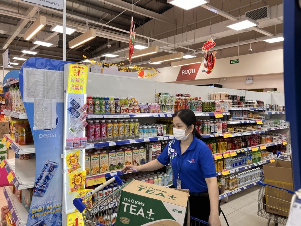 Sáng 30 Tết: Siêu thị vùng biên quầy kệ hết sạch hàng