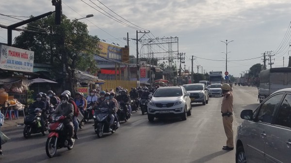 Sau tết, người dân quay lại TP.HCM khiến cửa ngõ phía Tây ùn tắc