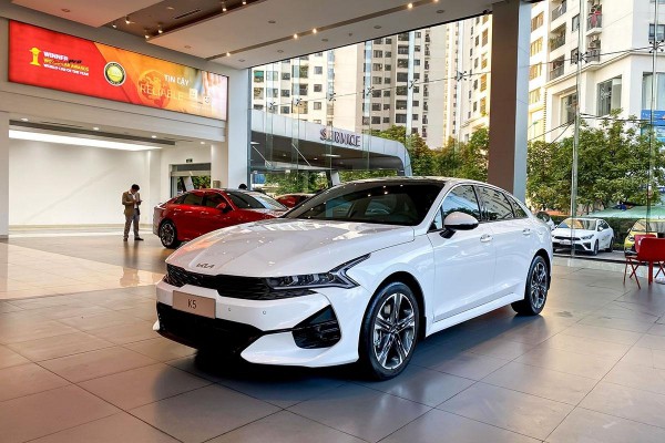 Sedan hạng D năm 2022: VinFast Lux A2.0 dừng bán, Toyota Camry thống trị