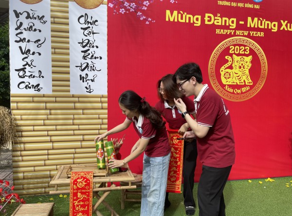 Sinh viên thích thú Sinh viên thích thú