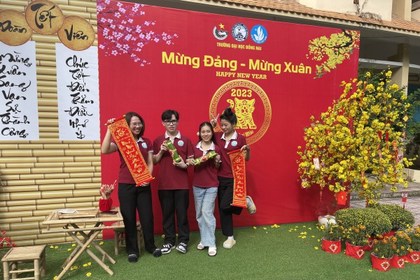 Sinh viên thích thú Sinh viên thích thú