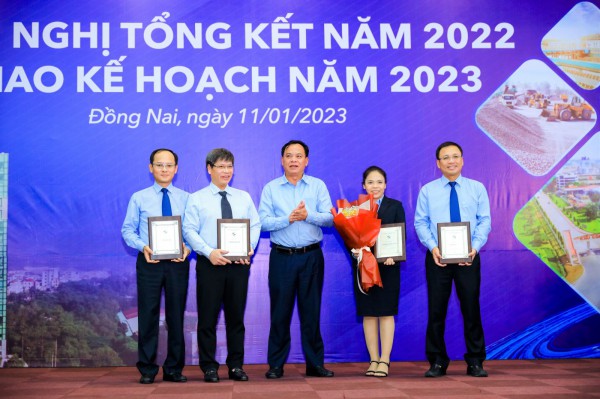 Sonadezi khen thưởng 5 nhóm người đại diện phần vốn và biểu dương nỗ lực của gần 4.000 CBNV Sonadezi khen thưởng 5 nhóm người đại diện phần vốn và biểu dương nỗ lực của gần 4.000 CBNV
