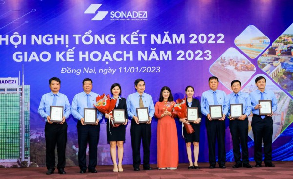 Sonadezi khen thưởng 5 nhóm người đại diện phần vốn và biểu dương nỗ lực của gần 4.000 CBNV Sonadezi khen thưởng 5 nhóm người đại diện phần vốn và biểu dương nỗ lực của gần 4.000 CBNV