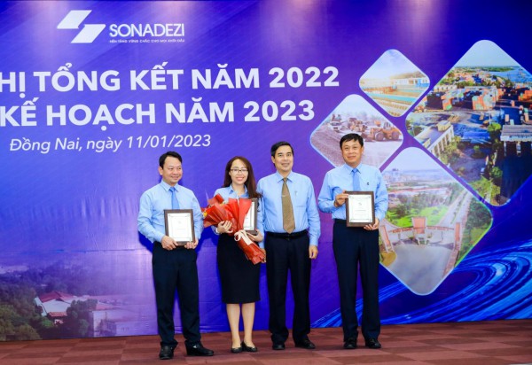 Sonadezi khen thưởng 5 nhóm người đại diện phần vốn và biểu dương nỗ lực của gần 4.000 CBNV Sonadezi khen thưởng 5 nhóm người đại diện phần vốn và biểu dương nỗ lực của gần 4.000 CBNV