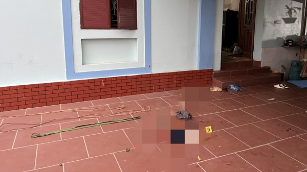 Tạm giữ thợ lái máy xúc đâm chết bà chủ sau khi được nấu cơm cho ăn
