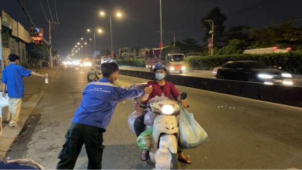 Tặng nước, vá xe miễn phí cho người dân về quê đón tết