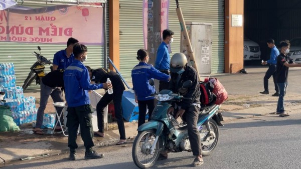 Tặng nước, vá xe miễn phí cho người dân về quê đón tết