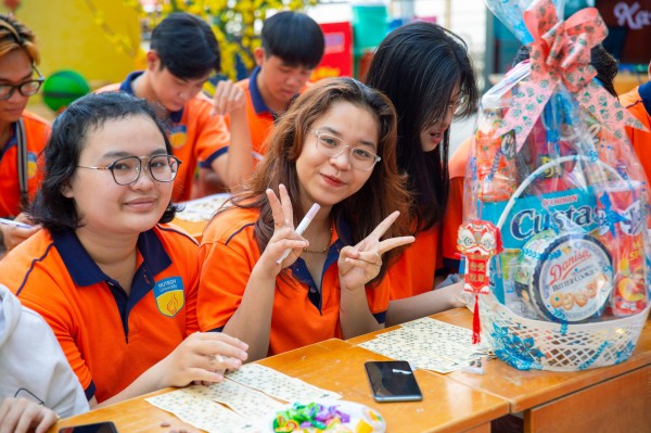 Tết ấm cúng của những sinh viên không có điều kiện về quê ăn tết