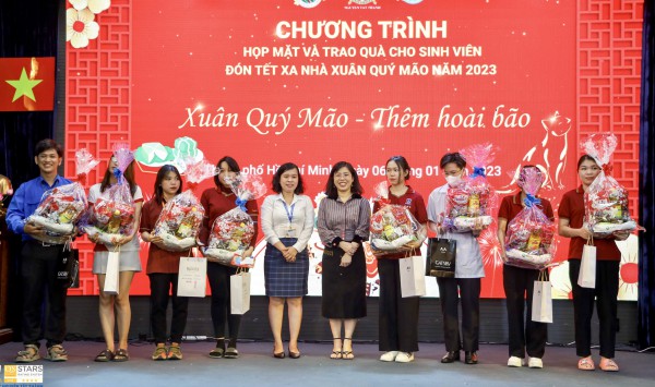 Tết ấm cúng của những sinh viên không có điều kiện về quê ăn tết