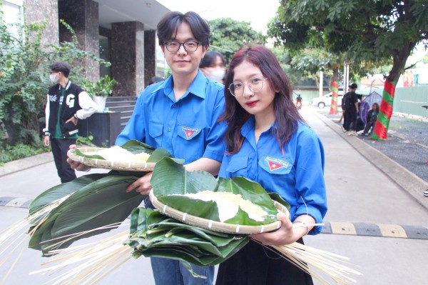 Tết ấm cúng của những sinh viên không có điều kiện về quê ăn tết