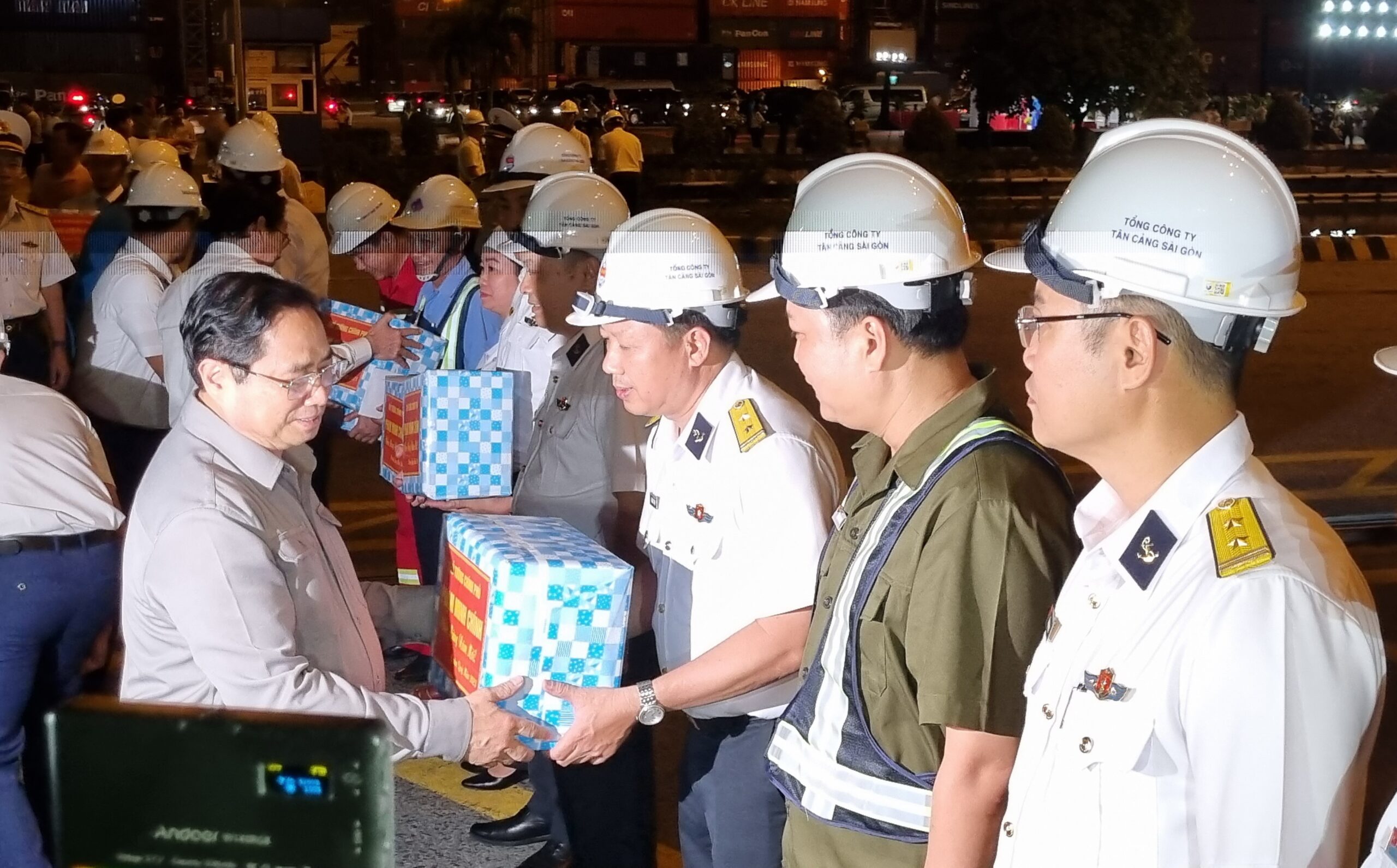 Thủ tướng phát lệnh xuất khẩu những container hàng đầu xuân Quý Mão