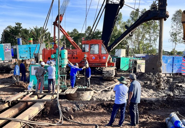 Tiếp tục nỗ lực đưa thi thể bé Hạo Nam khỏi cọc bê tông sâu 35 m