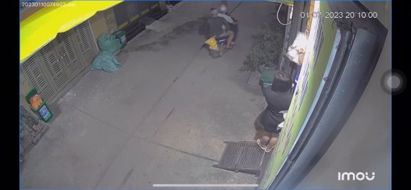 TP.HCM: Bé gái 3 tuổi khóc thét vì bị cướp giật điện thoại