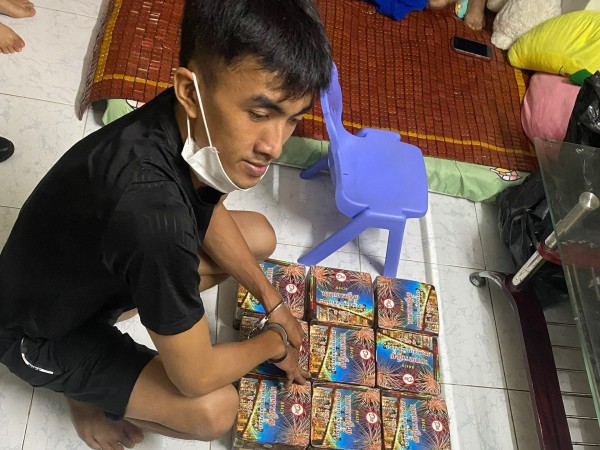 TP.HCM: Nam tài xế mua 16 kg pháo, chưa kịp bán thì bị bắt
