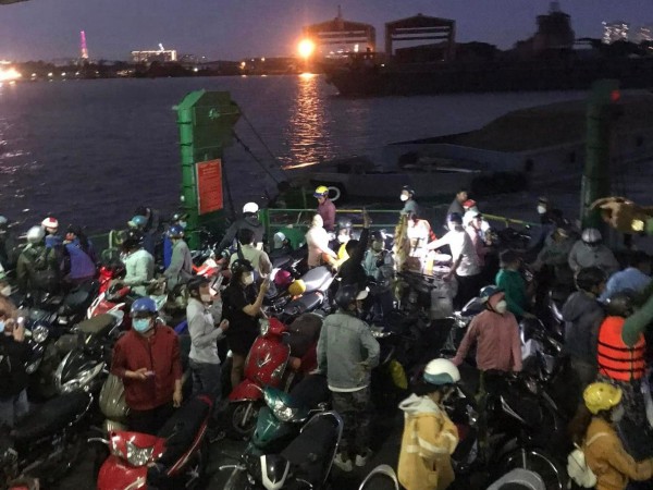 TP.HCM: Sà lan va chạm phà Cát Lái trên sông Soài Rạp, hành khách hoảng loạn