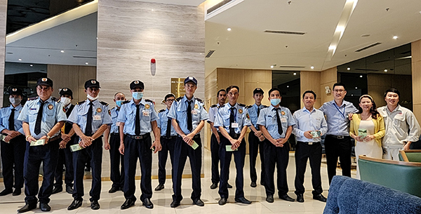 trao-qua-don-tet-nguyen-dan-quy-mao-2023-cho-cb-cnv-ha-do-centrosa