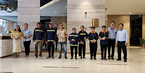 trao-qua-don-tet-nguyen-dan-quy-mao-2023-cho-cb-cnv-ha-do-centrosa