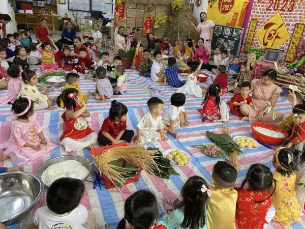 Trẻ mầm non TP.HCM gói bánh chưng, đi chợ tết sớm