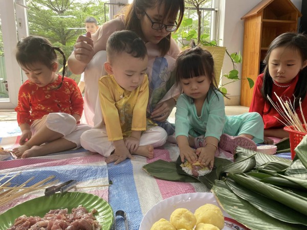 Trẻ mầm non TP.HCM gói bánh chưng, đi chợ tết sớm