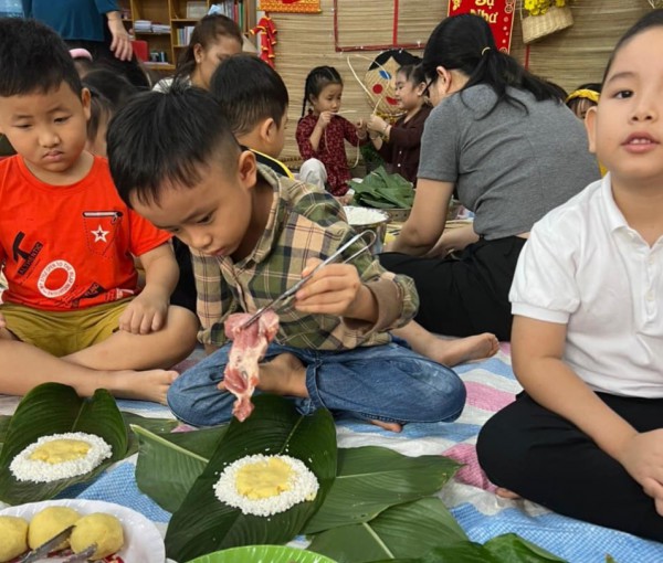 Trẻ mầm non TP.HCM gói bánh chưng, đi chợ tết sớm