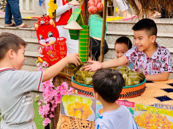 Trẻ mầm non TP.HCM gói bánh chưng, đi chợ tết sớm