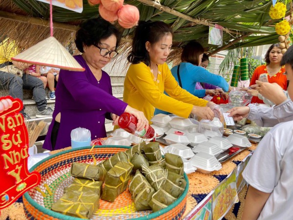 Trẻ mầm non TP.HCM gói bánh chưng, đi chợ tết sớm