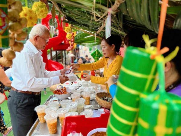 Trẻ mầm non TP.HCM gói bánh chưng, đi chợ tết sớm