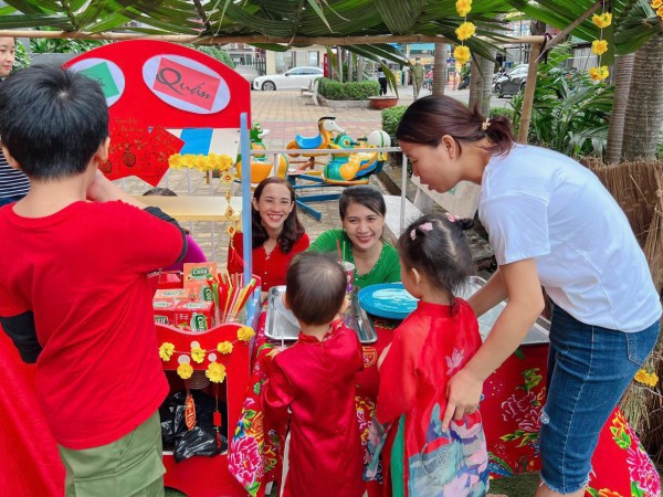 Trẻ mầm non TP.HCM gói bánh chưng, đi chợ tết sớm