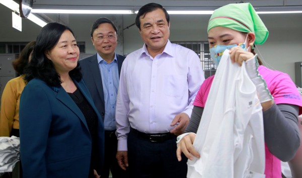 Trưởng ban Dân vận T.Ư Bùi Thị Minh Hoài tặng quà tết công nhân ở Quảng Nam