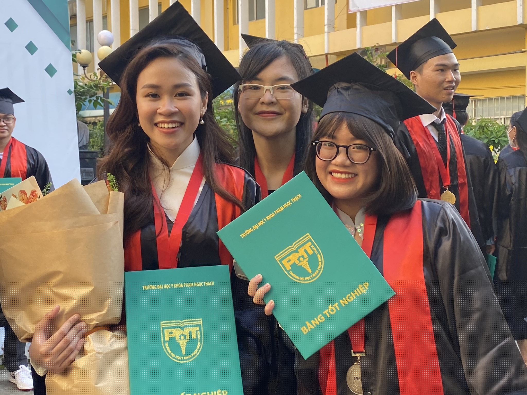 Trường ĐH Y khoa Phạm Ngọc Thạch nhận Huân chương lao động hạng ba