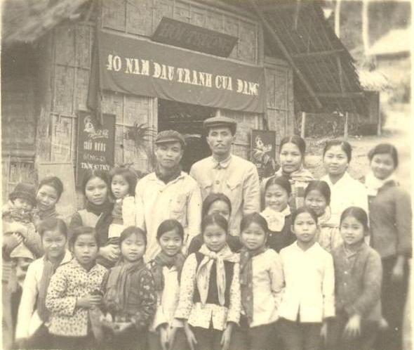 Vinh quang thế hệ giáo viên ‘huyền thoại’ của vùng cao - Ảnh 1.