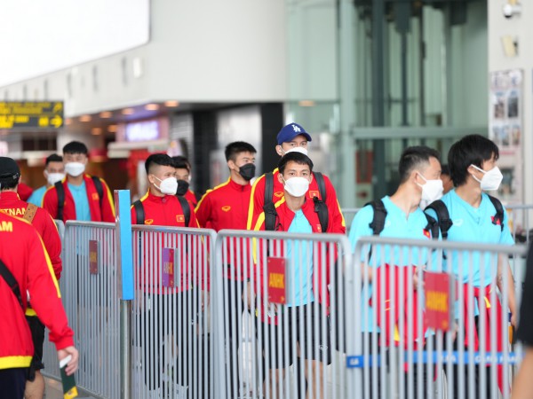 Tuyển Việt Nam được truyền nước trước khi sang Thái Lan đấu chung kết AFF Cup 2022
