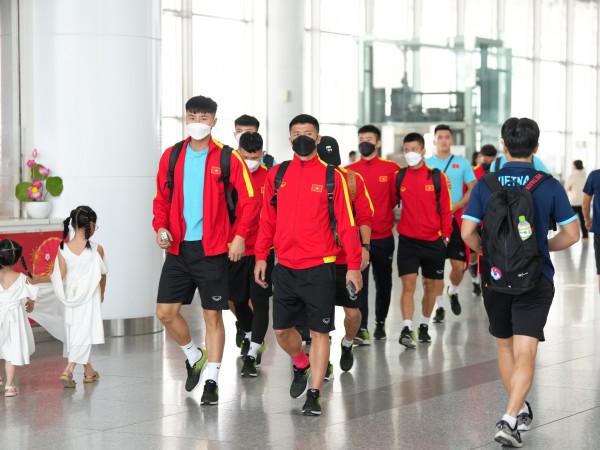 Tuyển Việt Nam được truyền nước trước khi sang Thái Lan đấu chung kết AFF Cup 2022