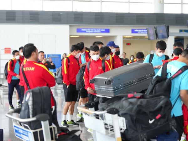 Tuyển Việt Nam được truyền nước trước khi sang Thái Lan đấu chung kết AFF Cup 2022