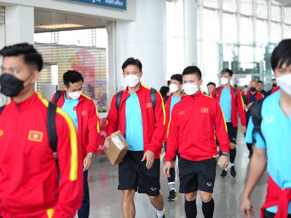 Tuyển Việt Nam được truyền nước trước khi sang Thái Lan đấu chung kết AFF Cup 2022