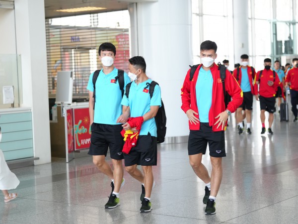 Tuyển Việt Nam được truyền nước trước khi sang Thái Lan đấu chung kết AFF Cup 2022