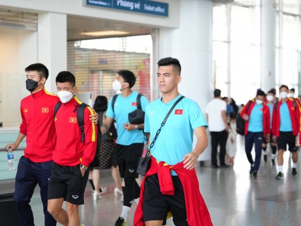Tuyển Việt Nam được truyền nước trước khi sang Thái Lan đấu chung kết AFF Cup 2022