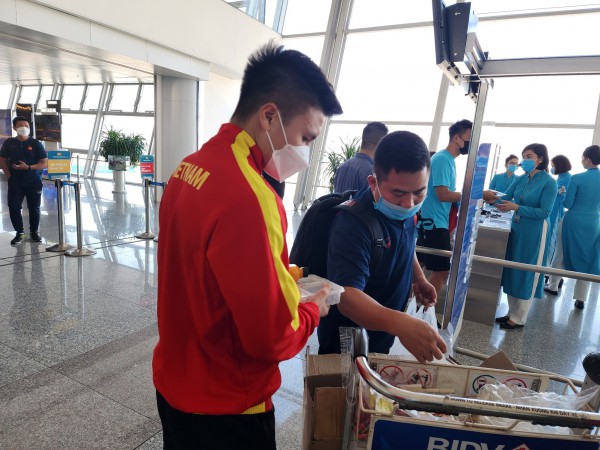 Tuyển Việt Nam được truyền nước trước khi sang Thái Lan đấu chung kết AFF Cup 2022