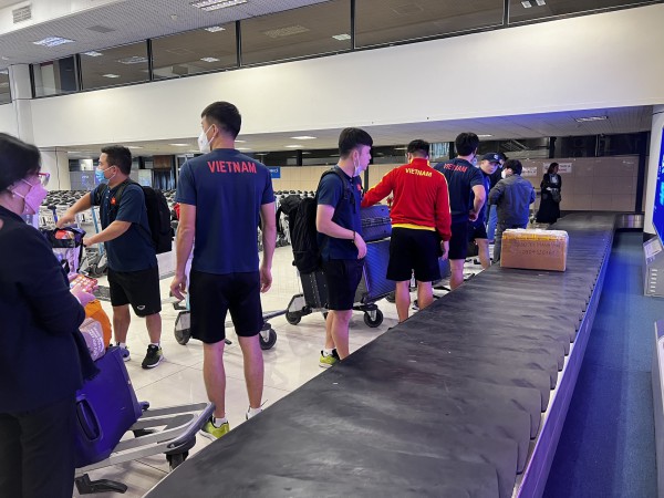 Tuyển Việt Nam gặp sự cố nhỏ tại sân bay