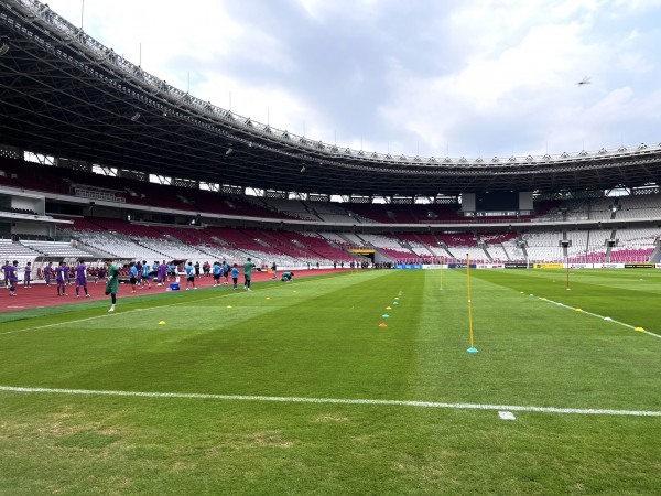 Tuyển Việt Nam: Nhìn mặt cỏ sân Gelora Bung Karno mà xót xa sân Mỹ Đình!