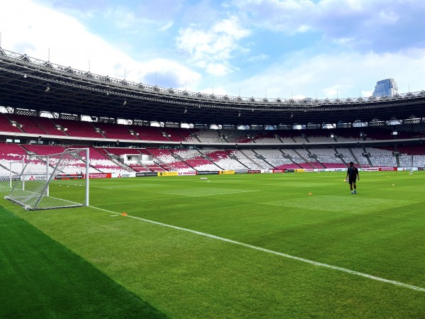 Tuyển Việt Nam: Nhìn mặt cỏ sân Gelora Bung Karno mà xót xa sân Mỹ Đình!