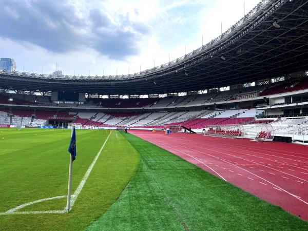 Tuyển Việt Nam: Nhìn mặt cỏ sân Gelora Bung Karno mà xót xa sân Mỹ Đình!